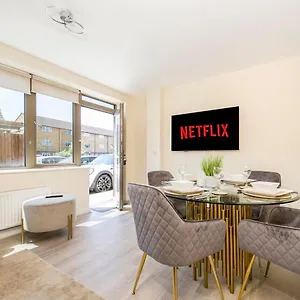 Prime Luxury, Heathrow, Freeparking, Wifi, Netflix Apartment