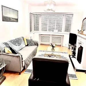 Modern Cozy Oasis: Tony's 3-bedroom Retreat Holiday home